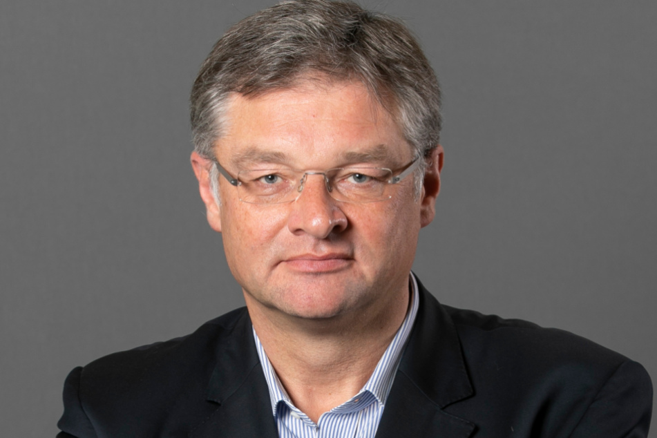 FDP-Fraktions-Chef Holger Zastrow (52) kritisiert die pauschale Sonderzahlung.
