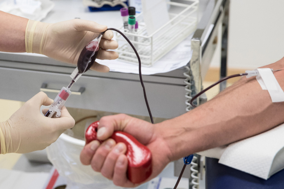 Blutspenden sollen nun bei der Therapie von Covid-19 helfen. (Archivbild)