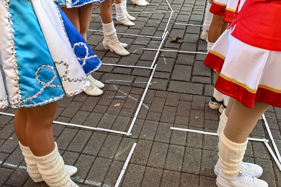 Per Zollstock abgemessen: Der Karneval in Brandenburg wird nur unter eingehaltenen Abstandsregeln gefeiert.