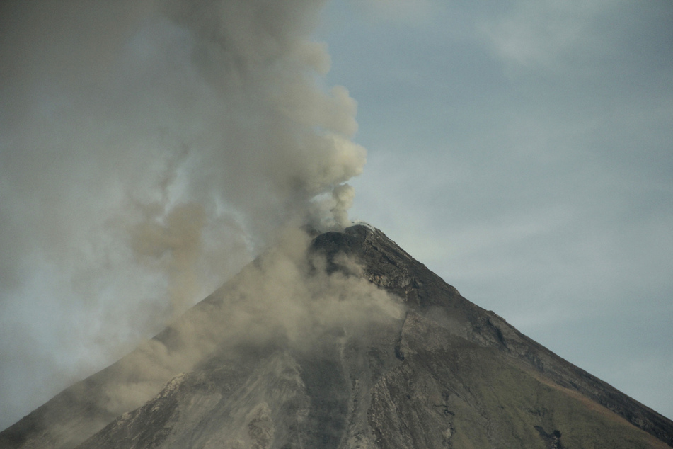 Der Vulkan Mayon ist derzeit wieder aktiv. Umso gefährlicher wird sich deshalb die Bergung der Leichen gestalten. (Archivbild)