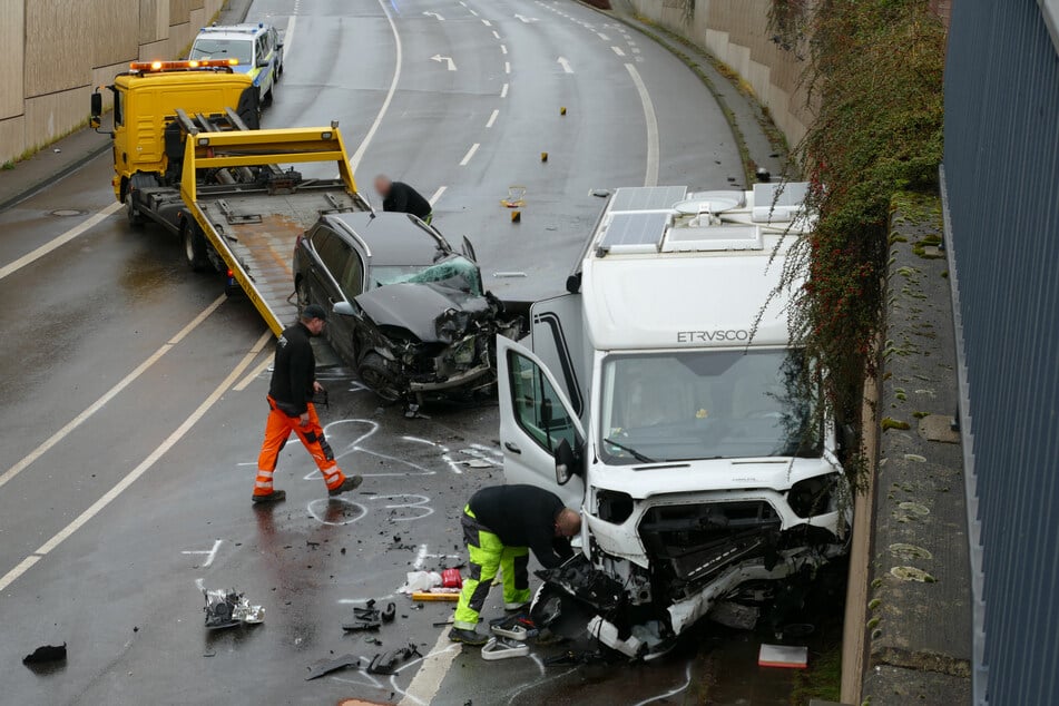 Das Wohnmobil und der Renault waren nach dem Crash nicht mehr fahrtauglich und mussten abgeschleppt werden.