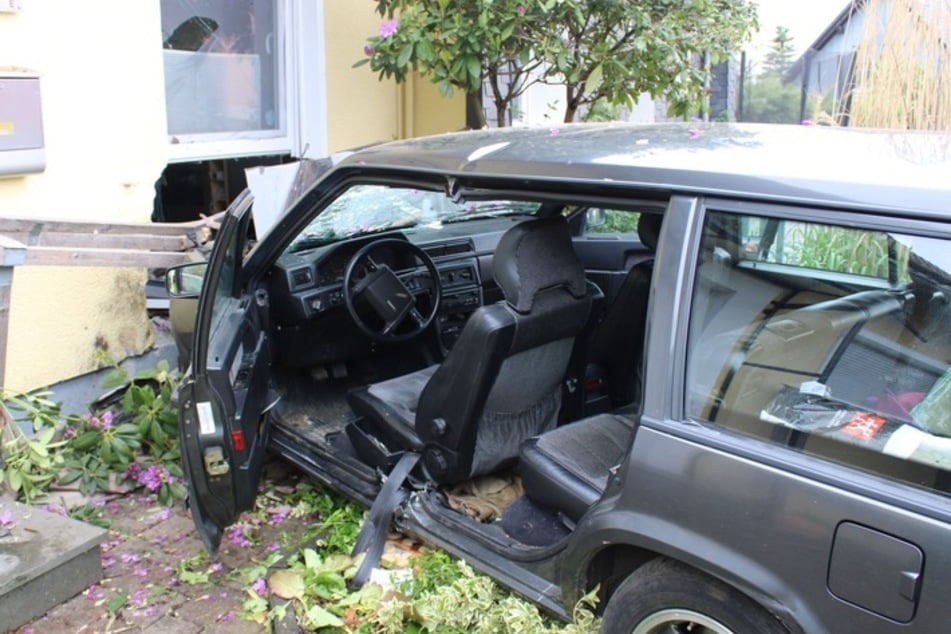 Viel zu schnell unterwegs: Rentner kracht mit Auto in Hauswand!