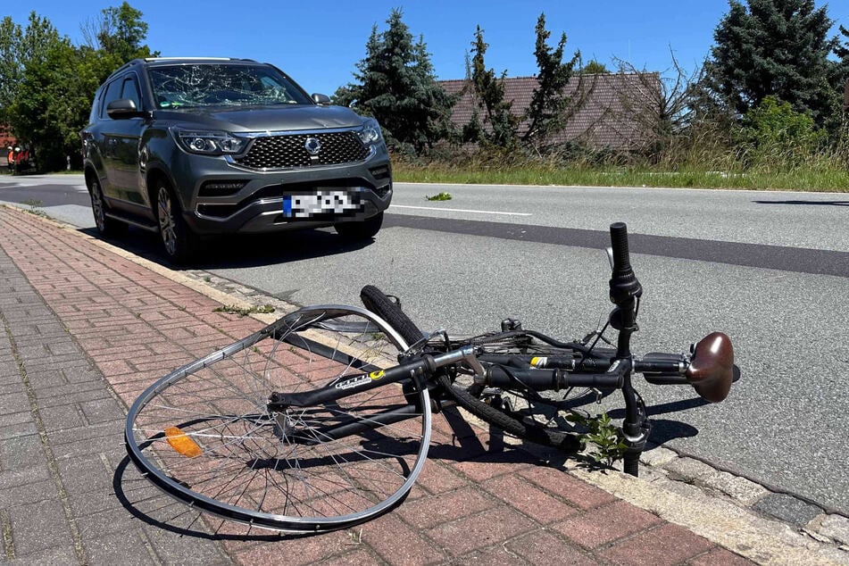 Am Donnerstagmittag ist ein Auto mit einem Fahrrad in Leutersdorf kollidiert.