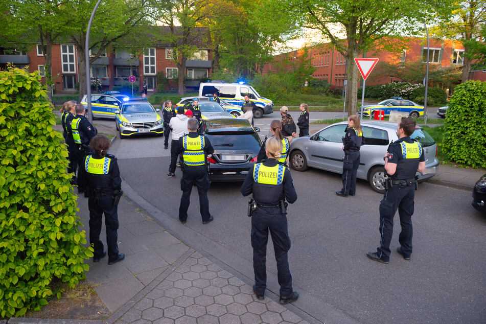 Nachbarschaftsstreit eskaliert: Polizei nimmt mehrere Männer fest