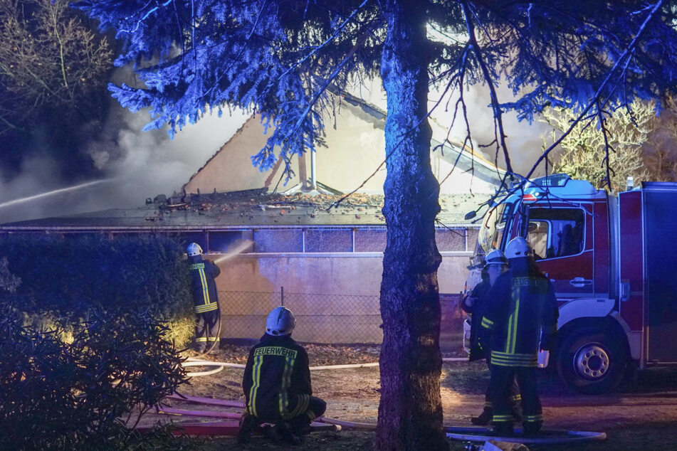 Die Kameraden der Feuerwehr konnten den Flammen schnell Herr werden.