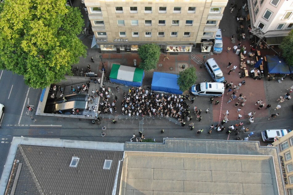 Die Beamten der Düsseldorfer Polizei fingen die Passanten beim Verlassen der U-Bahnstation Bolker Stern ab.