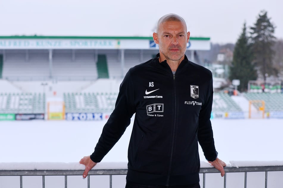 Alexander Schmidt (57) konnte noch immer nicht sein erstes Pflichtspiel als Trainer bestreiten.