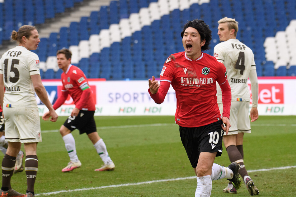 96-Mittelfeldstratege Genki Haraguchi (2.v.r.) jubelt nach seinem zweiten Tor gegen den FC St. Pauli.