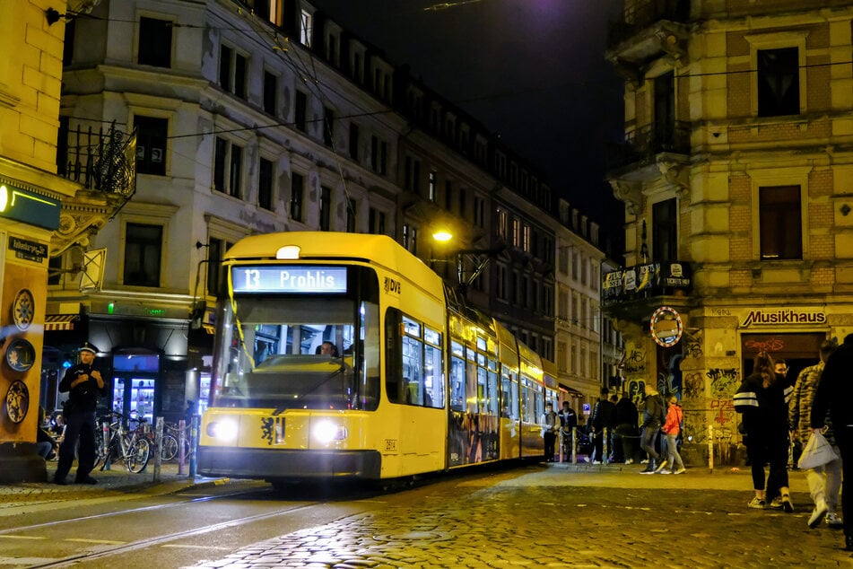 Vandalismus an Bus und Bahn wird häufig im Schutz der Dunkelheit begangen.