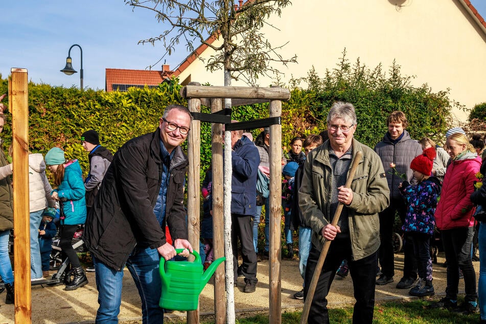 Bildungsbürgermeister Jan Donhauser (55, CDU, l.) und Ortschaftsrat Frank-Ingo Bürger (70) pflanzten den Jahrgangsbaum mit ein.