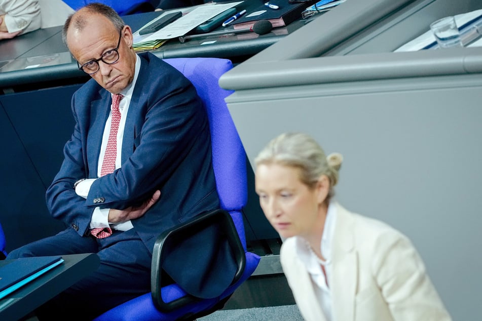Zuletzt waren die CDU um Bundeskanzler Friedrich Merz (69, l.) und die AfD um Chefin Alice Weidel (46) in den Umfragen gleichauf. Nun zieht die Alternative für Deutschland an den Christdemokraten in einer Befragung vorbei.