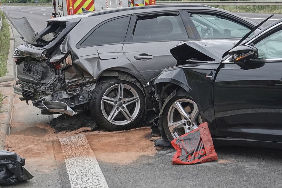 Am Dreieck Dresden-West kollidierte der Audi mit einem zivilen Polizeiwagen.