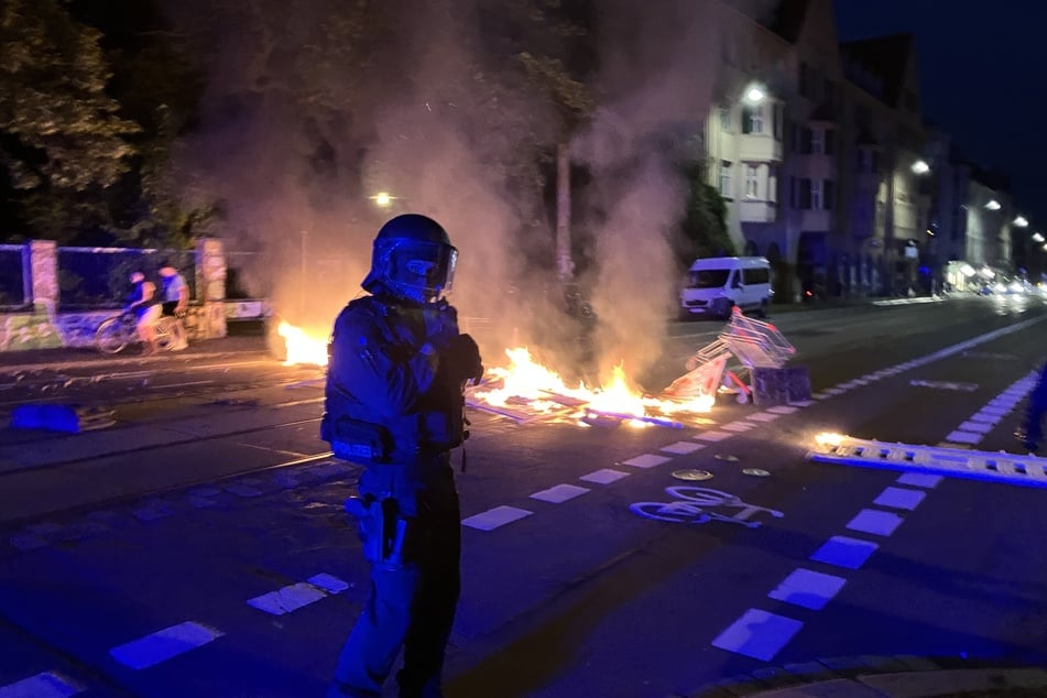 Barrikaden wurden in Brand gesteckt.