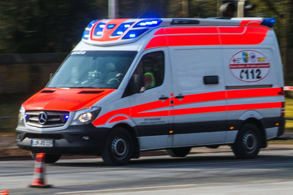 Am Freitagabend ist ein Ford-Fahrer bei einem schweren Verkehrsunfall auf der Kreisstraße 19 im Landkreis Vorpommern-Rügen tödlich verunglückt. (Symbolfoto)