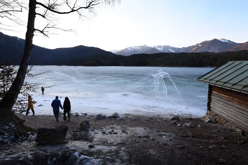 Am Eibsee ist nach der dramatischen Rettung einer Touristengruppe wieder Ruhe eingekehrt.