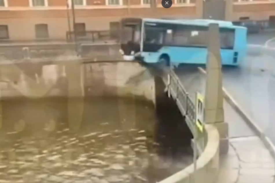 Dramatisches Video: Bus stürzt in Fluss - Tote und Verletzte
