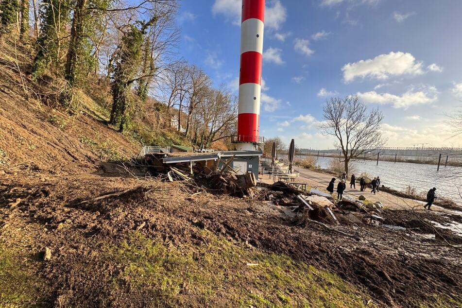 Hamburg: Wasserleitung geplatzt: Erdrutsch neben Ausflugslokal an der Elbe