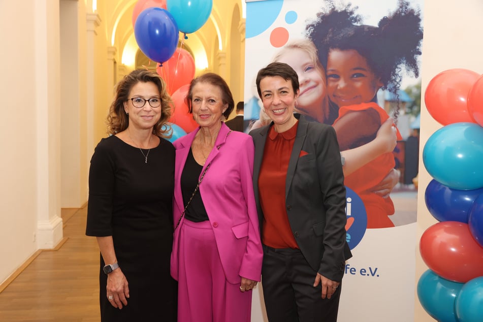 Präsidentin der Hamburgischen Bürgerschaft, Carola Veit (51, l.), zusammen mit Gabriele und Julia Wöhlke (r.) von der Budnianer Hilfe e.V.