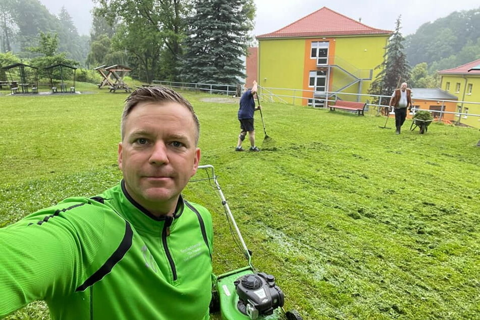 Weil's gemacht werden musste, mähte Bürgermeister Thomas Peters (40, CDU) den Rasen einfach selbst.