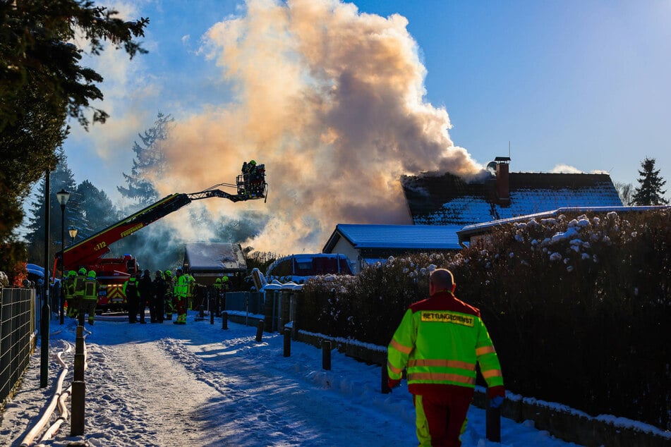 Großeinsatz in Hohen Neuendorf: Feuerwehr löscht Dachstuhlbrand bei Minusgraden