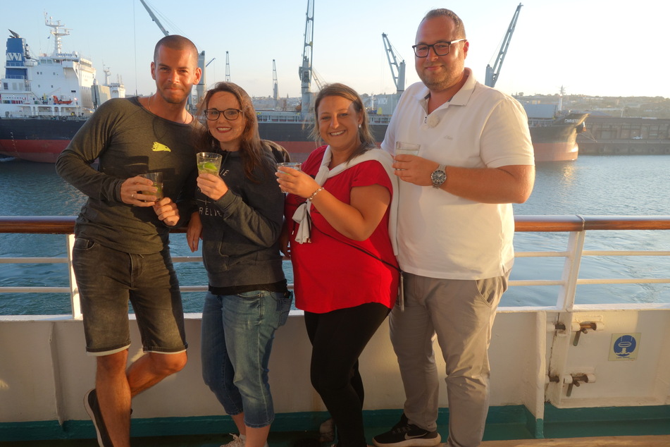 Die Passagiere Nico, Daniela, Erna und Christian lassen es sich nach einem aufregenden Tag an Board gut gehen.