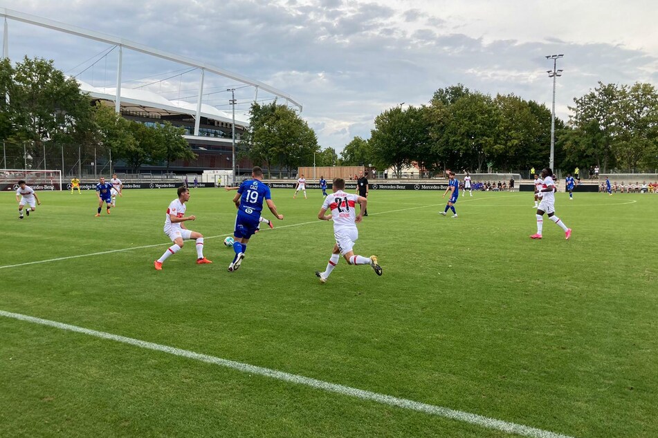 In der ersten Hälfte rennt der VfB viel hinterher.
