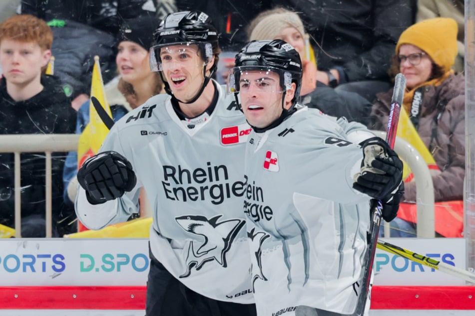 Maximilian Kammerer (29, r.) hat das Rekordtor für die Kölner Haie erzielt. (Archivbild)