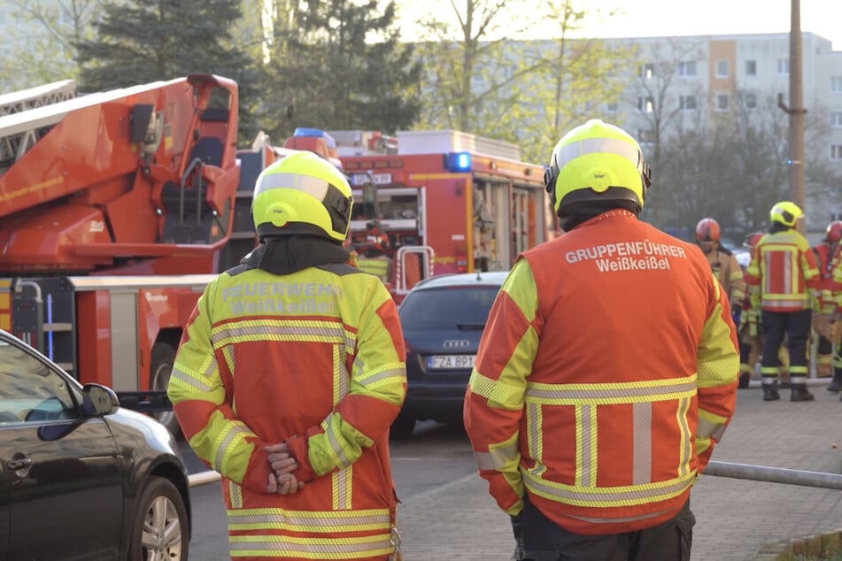 Neben der Feuerwehr aus Weißwasser halfen auch die Einsatzkräfte aus Weißkeißel bei der Löschung.
