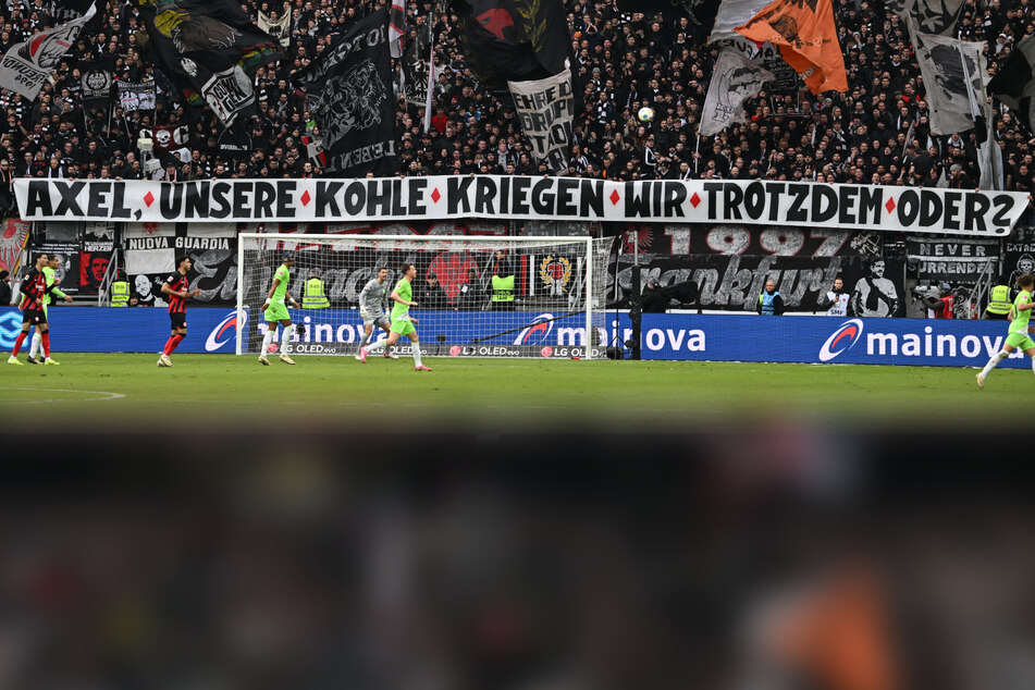 Mit einem provokanten Banner hatten bereits die Fans der Eintracht beim Spiel gegen Wolfsburg auf die anhaltenden Vorwürfe andere Fan-Gruppierungen reagiert.