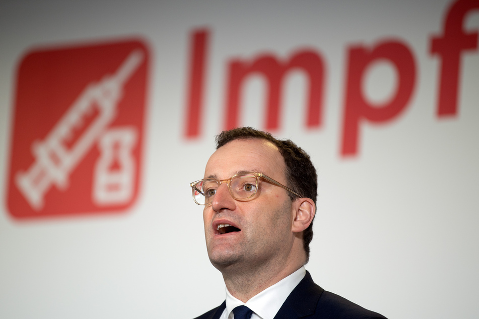 Bundesgesundheitsminister Jens Spahn (40, CDU) verwies darauf, dass der Zeitraum zwischen Erst- und Zweitimpfung beim Impfstoff von Biontech/Pfizer auf sechs Wochen verlängert werden könne, beim Impfstoff von Astrazeneca auf zwölf Wochen. So sollen mehr Menschen schneller eine erste Impfung erhalten.