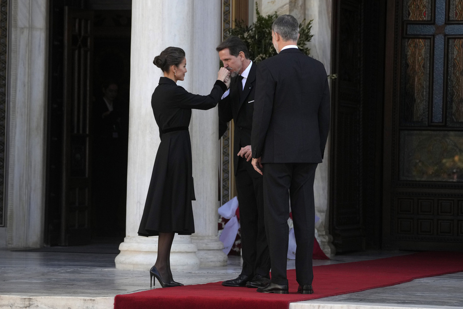 Prinz Pavlos (55) küsste die Hand von Königin Letizia (50, l.) von Spanien neben König Felipe von Spanien (54) als sie zur Beerdigung in der Metropolitan-Kathedrale eintrafen.