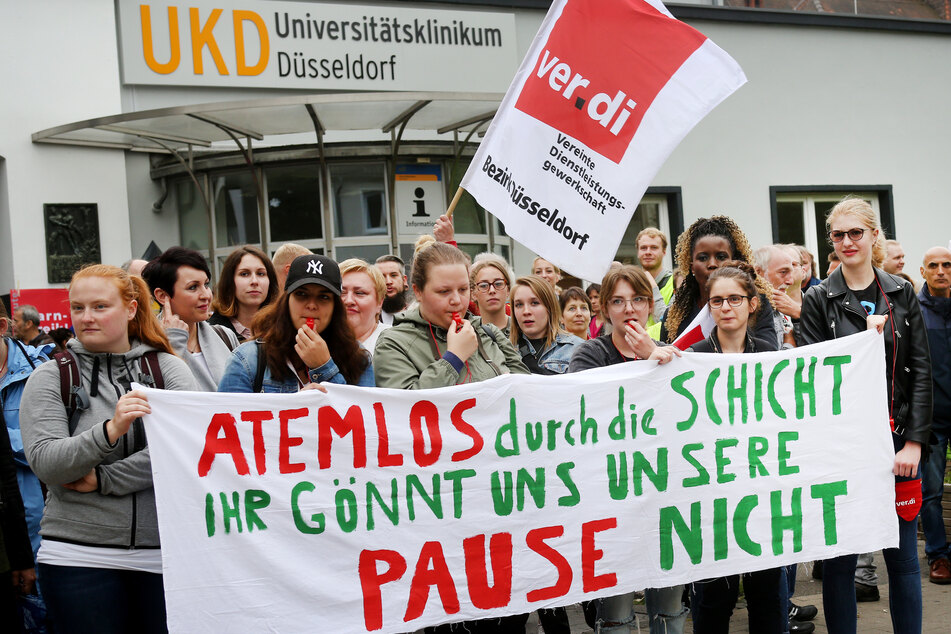 Die Gewerkschaft Verdi fordert einen Tarifvertrag zur Entlastung des Personals an den sechs Uni-Kliniken in NRW. (Archivbild)