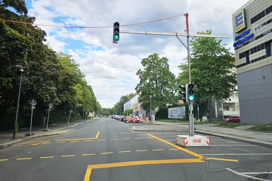 Unübersichtlich: Autofahrer haben zwar Grün, müssen aber nur wenige Meter nach dem Passieren der Ampel Verkehrsteilnehmern, die rechts aus der Reißigerstraße kommen, Vorfahrt gewähren.