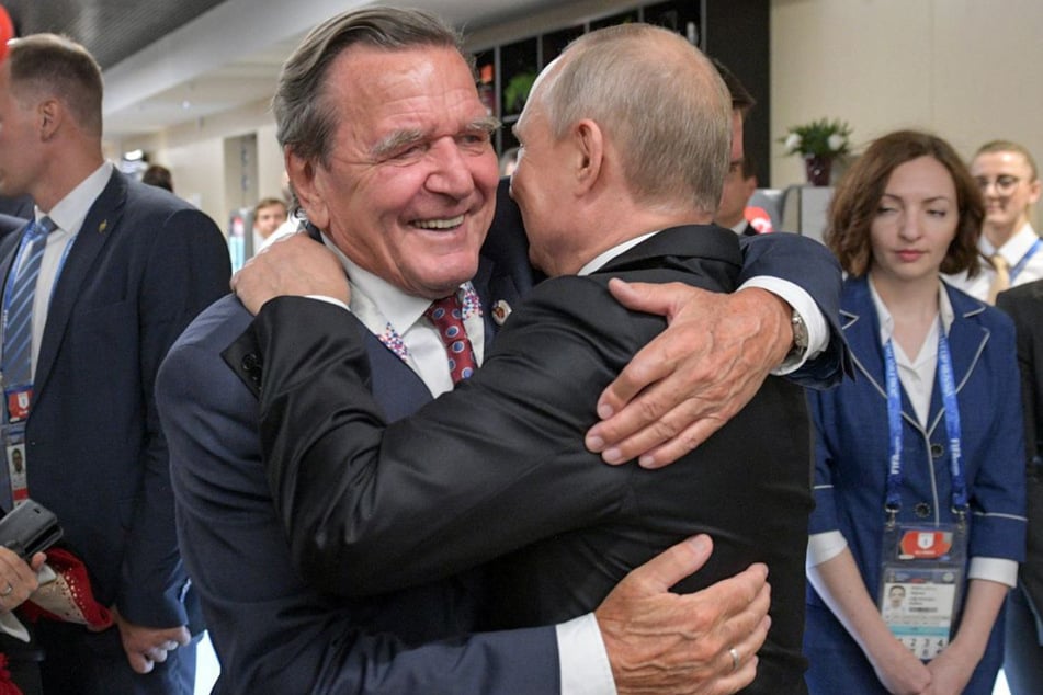 "Deutschlands frechster Rentner": Schröder erntet mit Putin-Besuch Sturm der Entrüstung