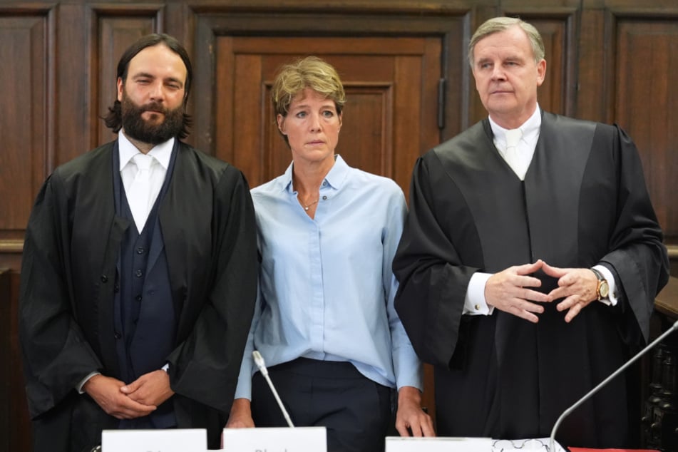 Die Angeklagte Christina Block neben ihren Anwälten Ingo Bott (42, l.) und Otmar Kury (68).