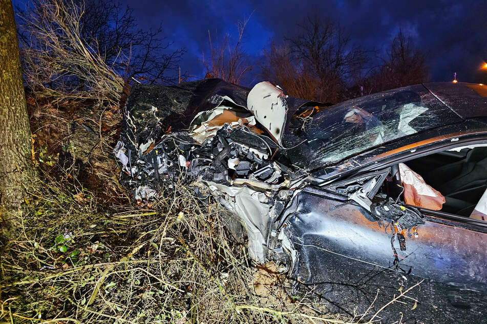 Der Unfallwagen wurde bei dem Unfall völlig zertrümmert.