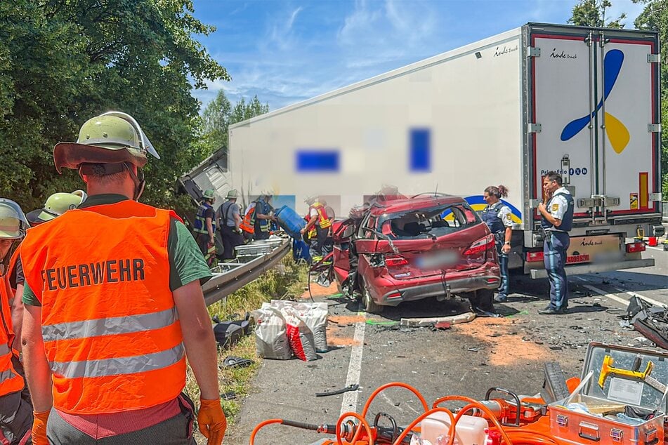 Die Fahrerin des Autos starb noch an der Unfallstelle.