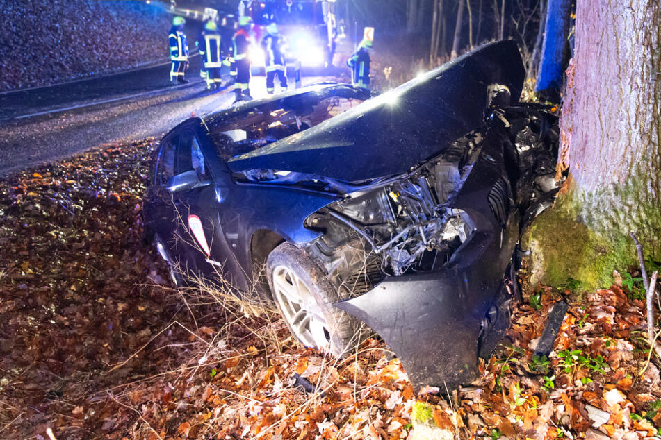 Crash auf der Landstraße: Auto knallt gegen Baum, Fahrer verletzt