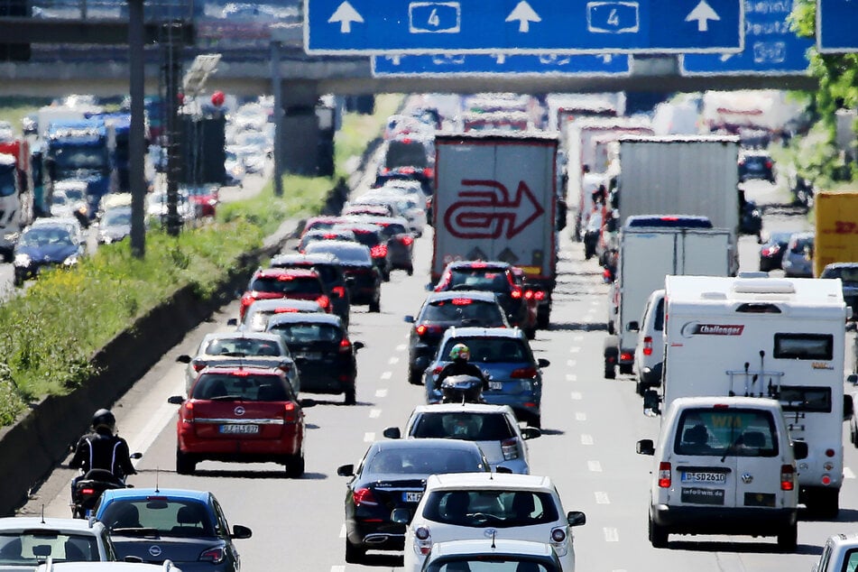 Auf der A4 bei Aachen brauchen Autofahrerinnen und -fahrer am Freitagnachmittag viel Geduld (Symbolbild).