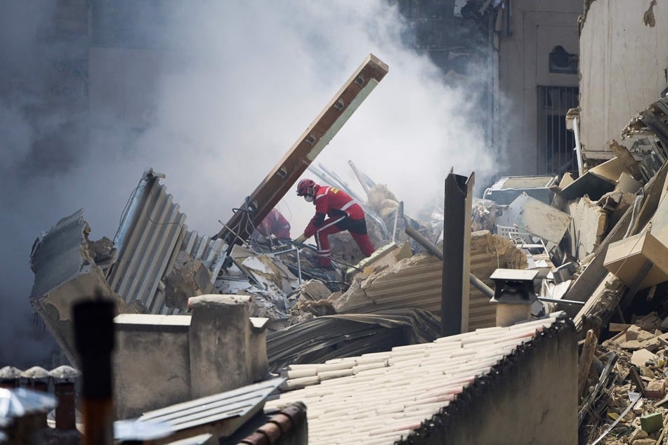 Nach dem Einsturz eines Gebäudes in der Marseiller Innenstadt suchen Einsatzkräfte unter Hochdruck nach Menschen unter den Trümmern.