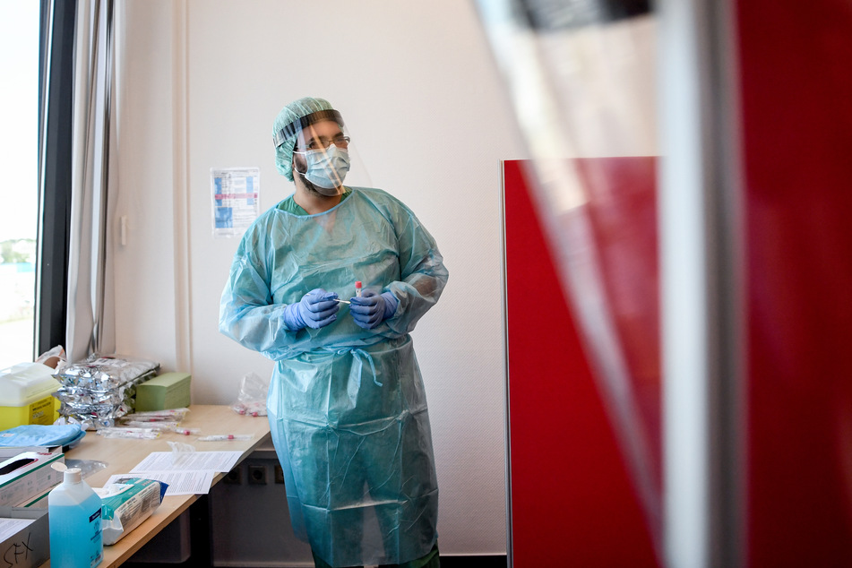 Ein Arzt nimmt in der Corona-Teststelle am Flughafen Schönefeld einen Abstrich für einen Coronavirus-Test.