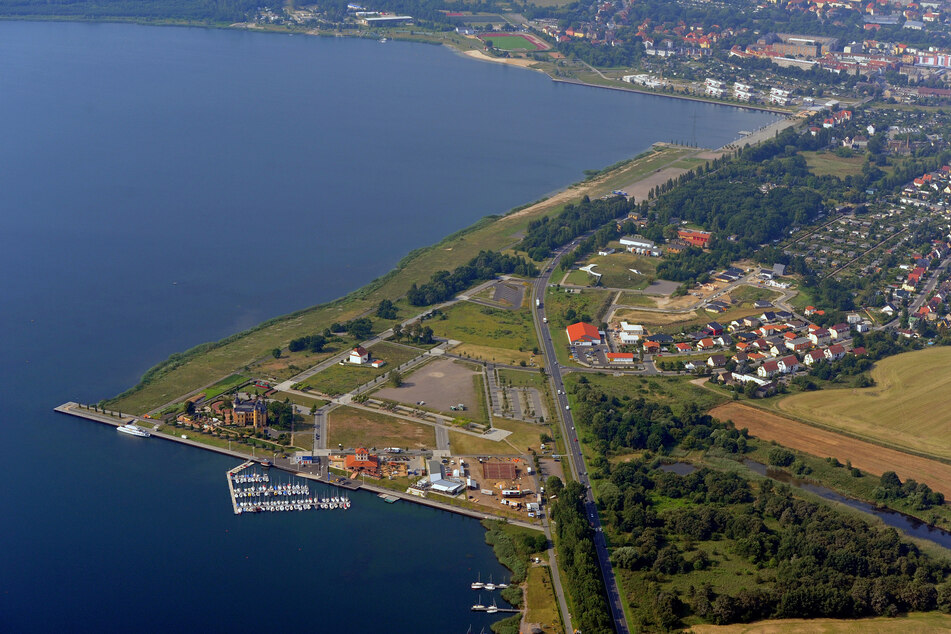 Der Große Goitzschesee bei Bitterfeld (Sachsen-Anhalt) ist auch für Menschen aus dem angrenzenden Sachsen attraktiv - darf von ihnen aber aktuell nicht angefahren werden.