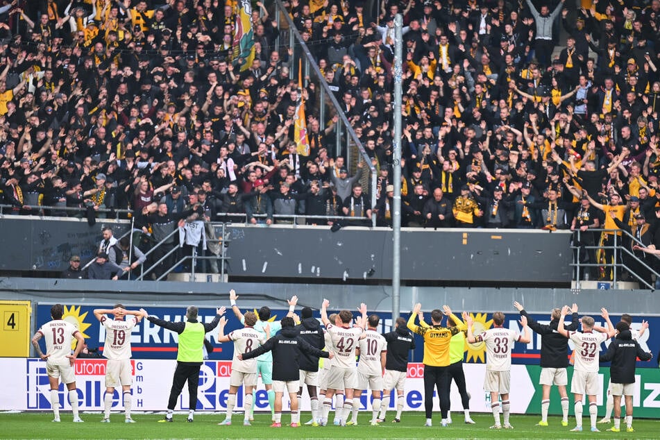 Mund abputzen und weiter: Die Dynamo-Fans feierten ihr Team auch nach der Niederlage in Paderborn.