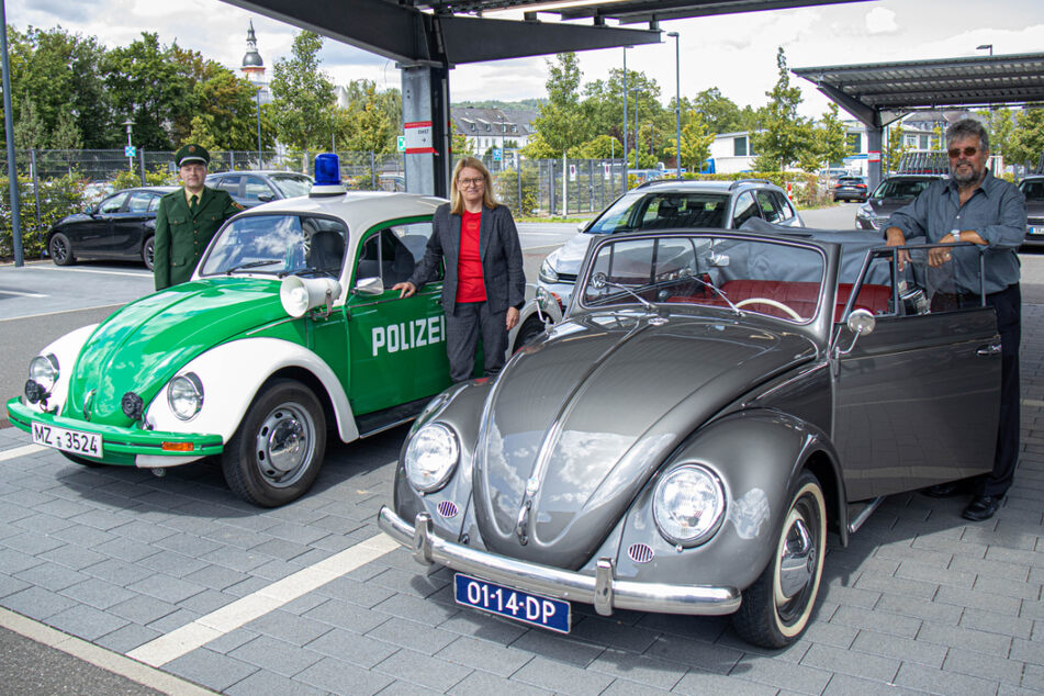 Behördenleiterin Anja Rakowski (l.) ließ sich vom Besitzer des Polizei-Käfers Peter Pouwels die Geschichte hinter dem Fahrzeug erläutern.