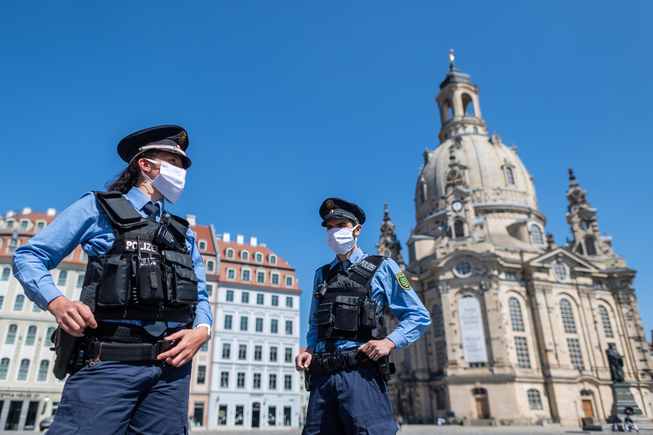 Das Tragen einfacher Masken reicht nicht aus. Polizei-Gewerkschaften rufen die Ministerien zu regelmäßigen Corona-Tests für die Beamten auf.