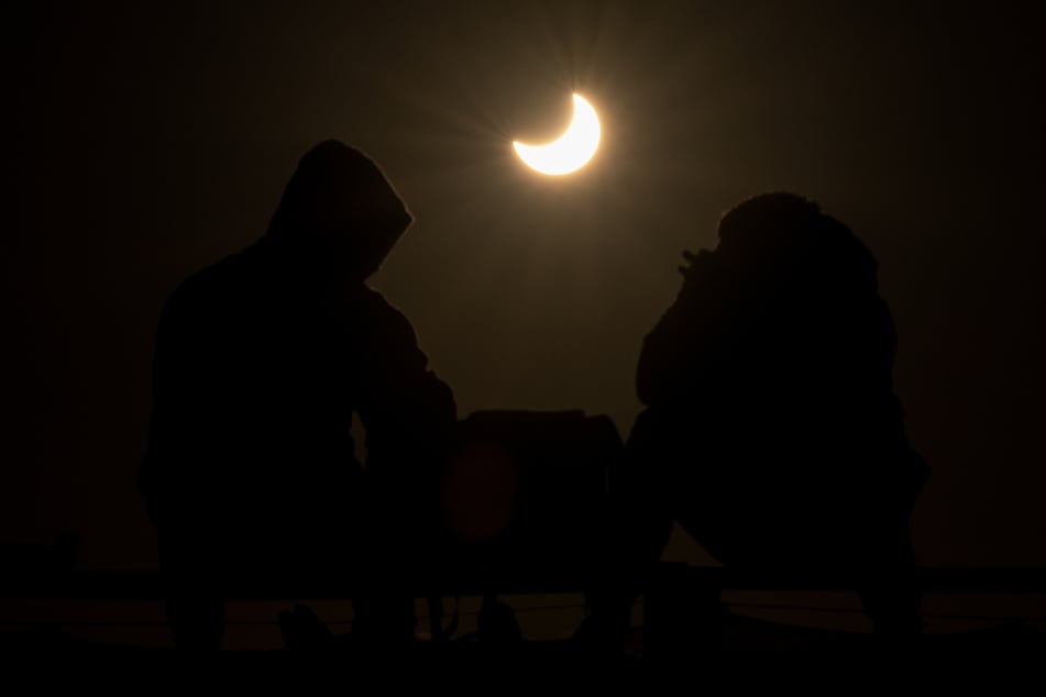 Am Mittwochabend kann man auch in Deutschland eine partielle Sonnenfinsternis bewundern - aber am besten nur mit einem speziellen Sonnenschutz! (Symbolfoto)