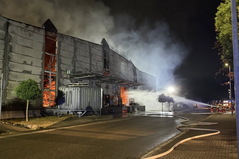 Die Halle brannte komplett ab, später wurden Teile des Gebäudes abgerissen.
