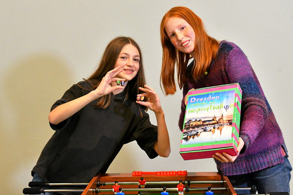 Elisa (13, l.) und Elisa (12) haben das Spiel "Dresden entdecken mit Heißluftballon" erfunden.