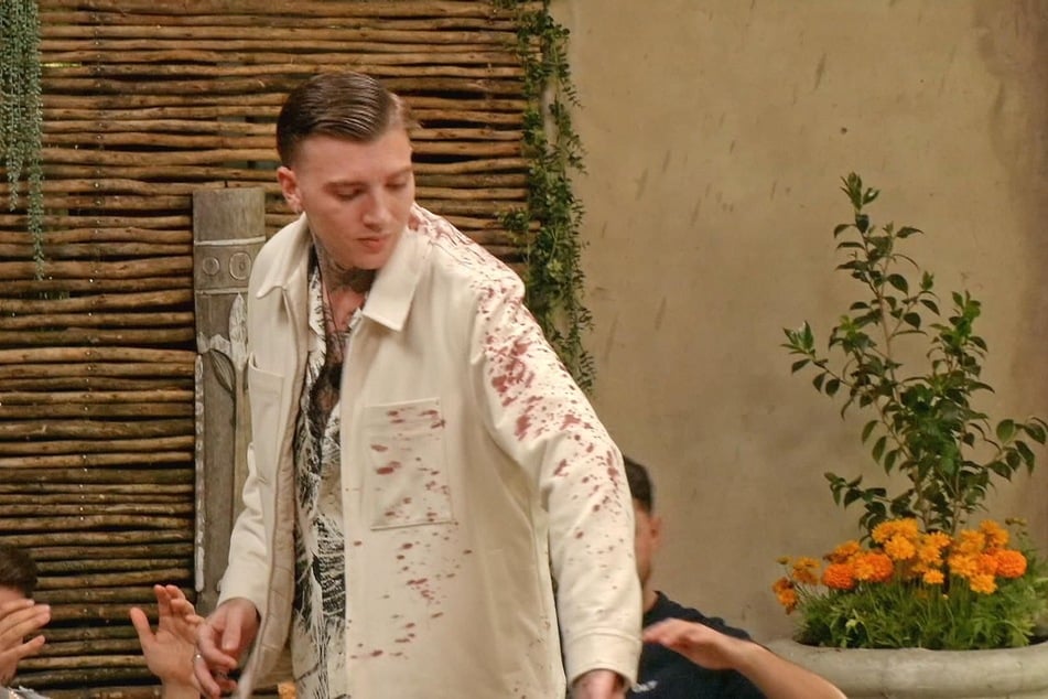 Giuliano Hediger (26) wird mit Rotwein besudelt.