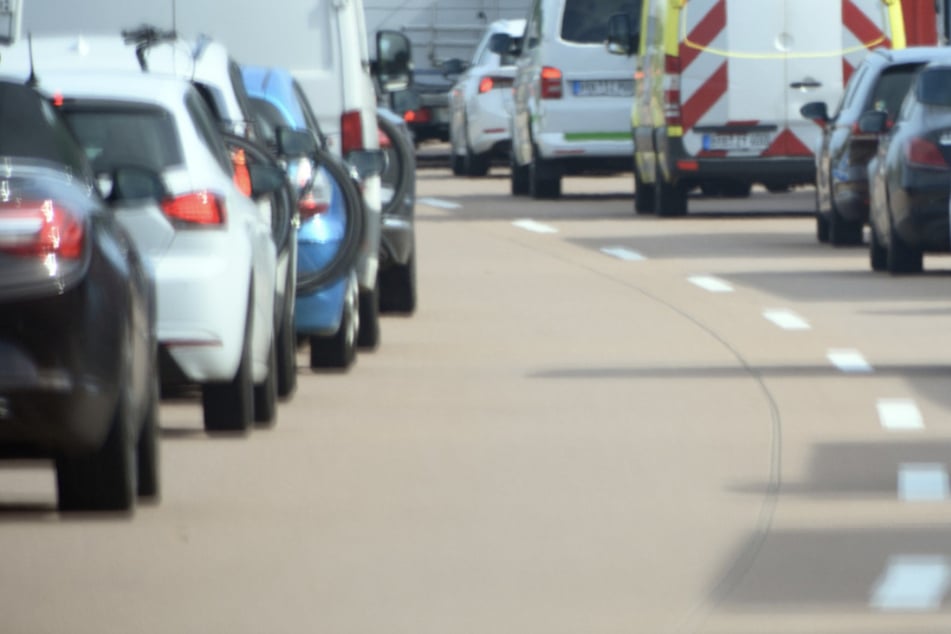 Der Sportwagenfahrer fuhr einfach durch die Rettungsgasse. (Symbolfoto)